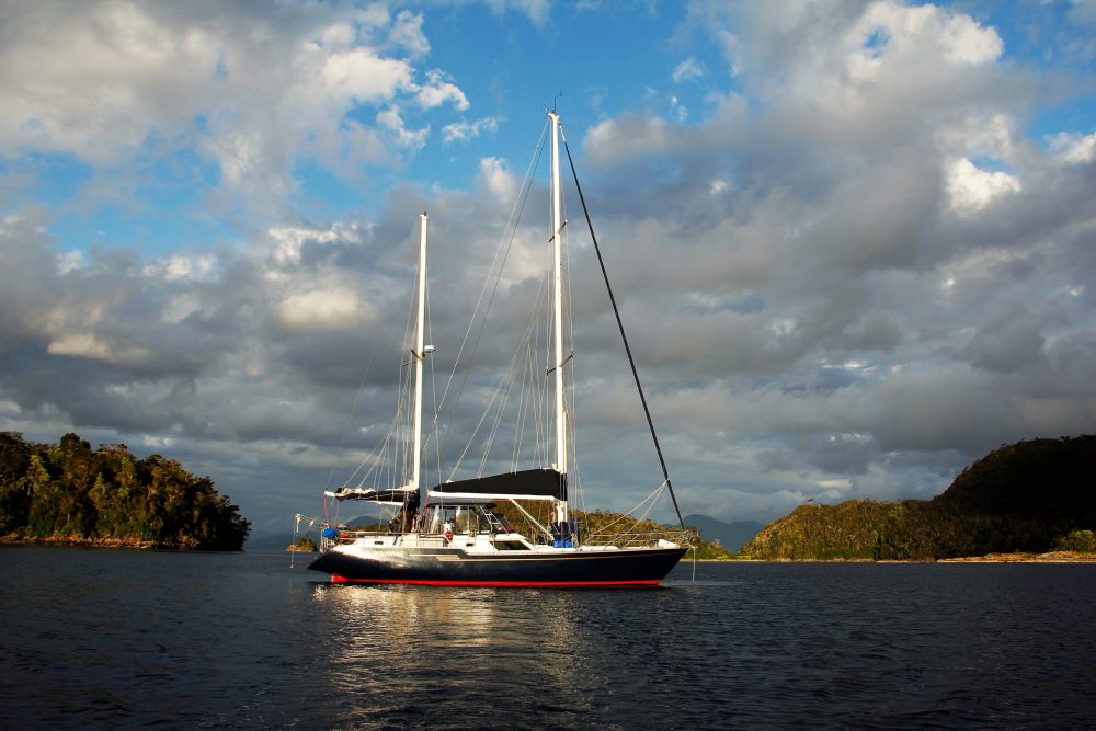 Velero Quilahue keel 50 pies bajo el cielo patagónico