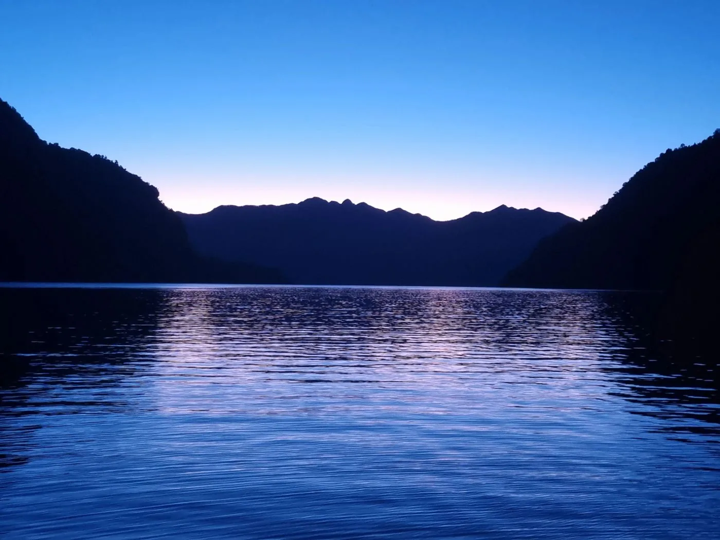 Aguas quietas y montañas de la Patagonia al amanecer: respeto, contemplación y reconexión.