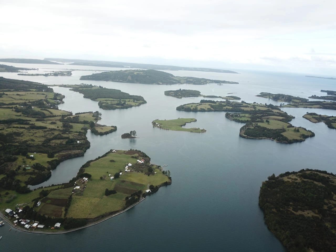Vista aérea del archipiélago con islas y canales escondidos del sur austral